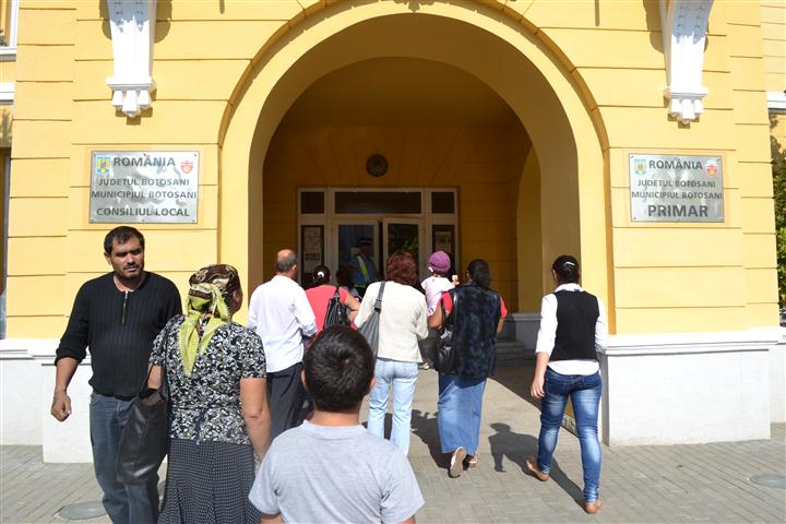 protest romi Primaria Botosani 2