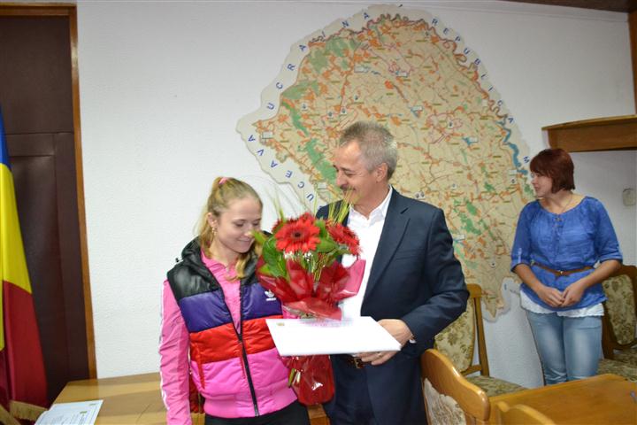 Bianca Molie halterofila CS Botosani premiata de Gheorghe Ciubotaru la Prefectura 