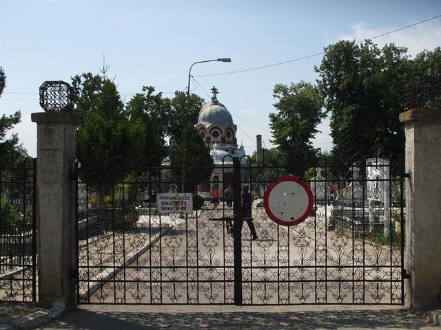 savinean batut in poarta cimitirului