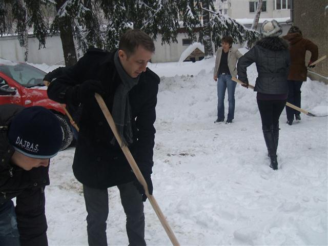 Ovidiu Portariuc cu lopata la deszapezit  