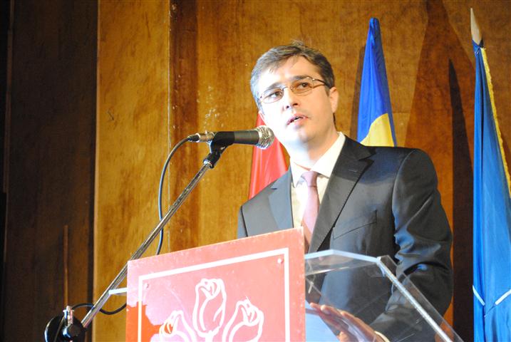 Andrei Dolineaschi migratia politica 