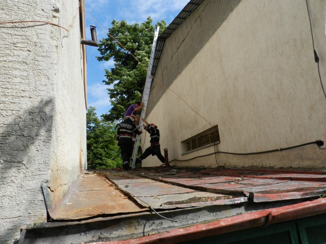 tanar din Botosani coborit de pompieri de pe o cladire  