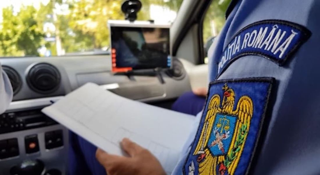 FAZA ZILEI: Instructor auto pus de o candidată să se îmbrace în uniformă de polițist: La examen intru în panică 