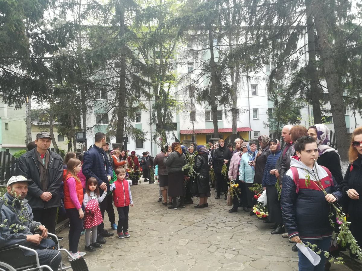 Acum Peste 1 000 De Botosaneni Participa La Procesiunea De Florii