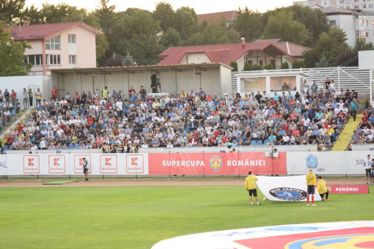 Atmosfera Incendiara Pe Stadion Baieti Cu Tobe Mii De Oameni In Tribune Galerie Foto