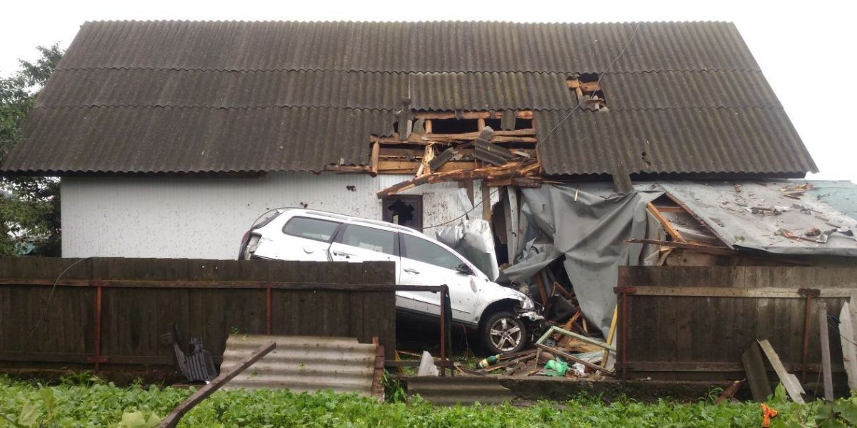 Accident Incredibil Un Sofer A Lovit Cu Masina Doua Acoperisuri Dupa Un Live Pe Facebook La 250 Km H Foto Video Despre Botosaniul Interzis