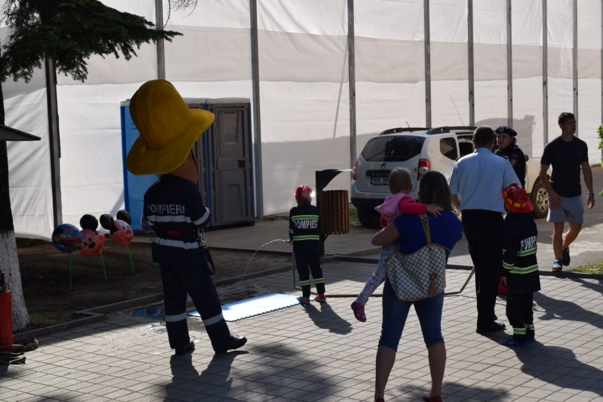 De Ziua Lor Copiii S Au Imbracat In Pompieri Si Au Salvat