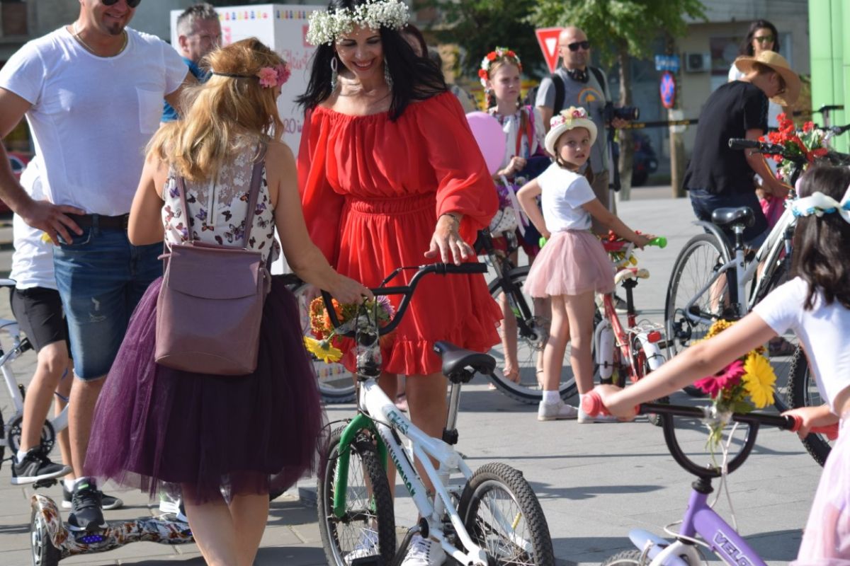 Fete Pe Biciclete Botosanence In Fuste Au Pedalat Prin Oras Pe