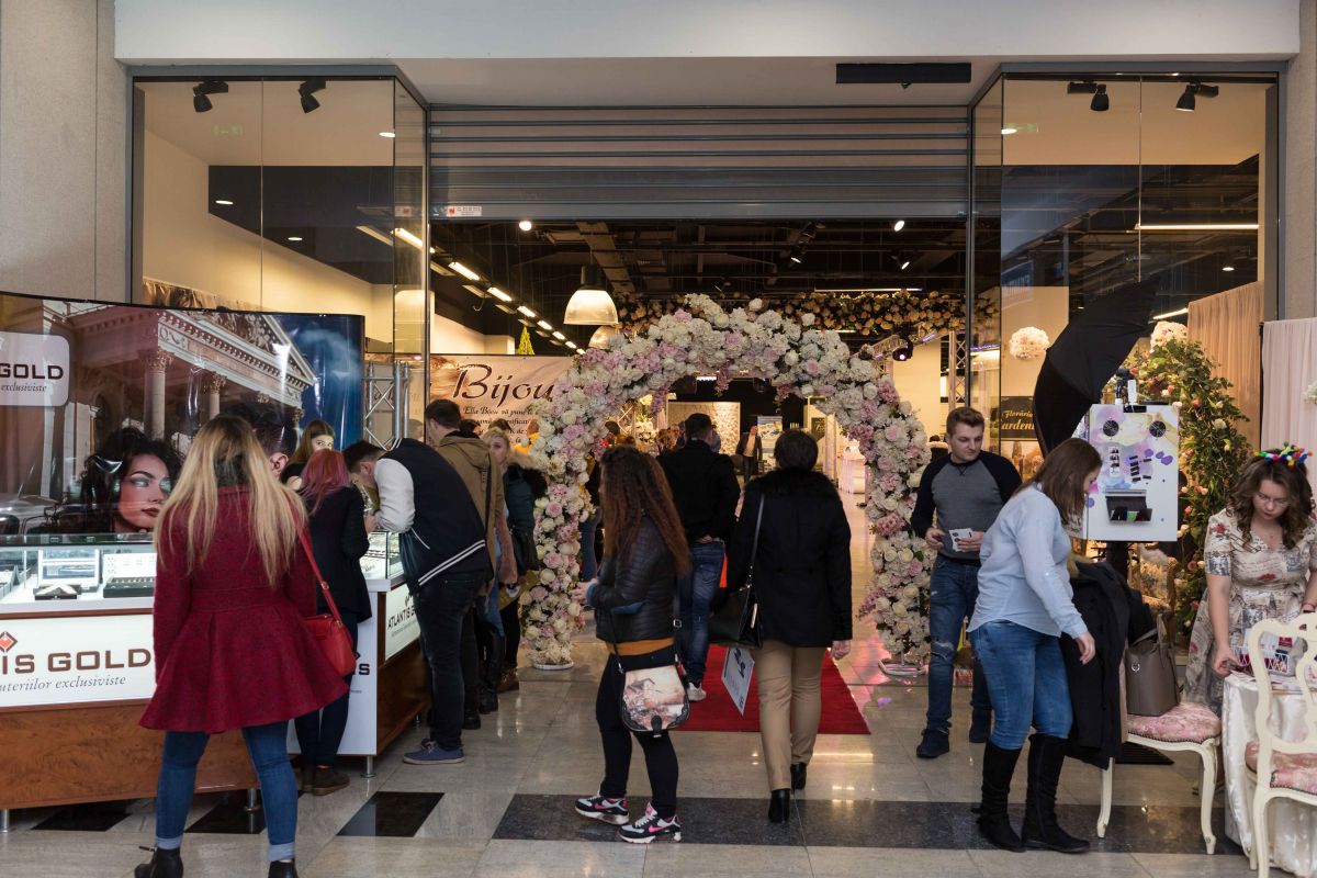 Sute De Botosaneni La Targul De Nunti De La Uvertura Mall