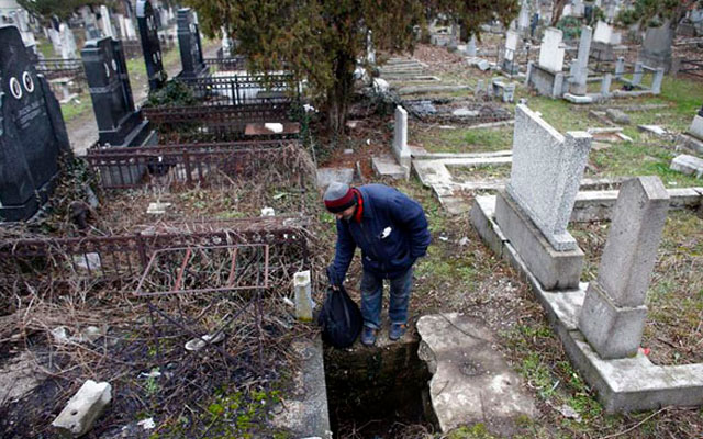 Что будет если закопать фотографию живого человека на кладбище