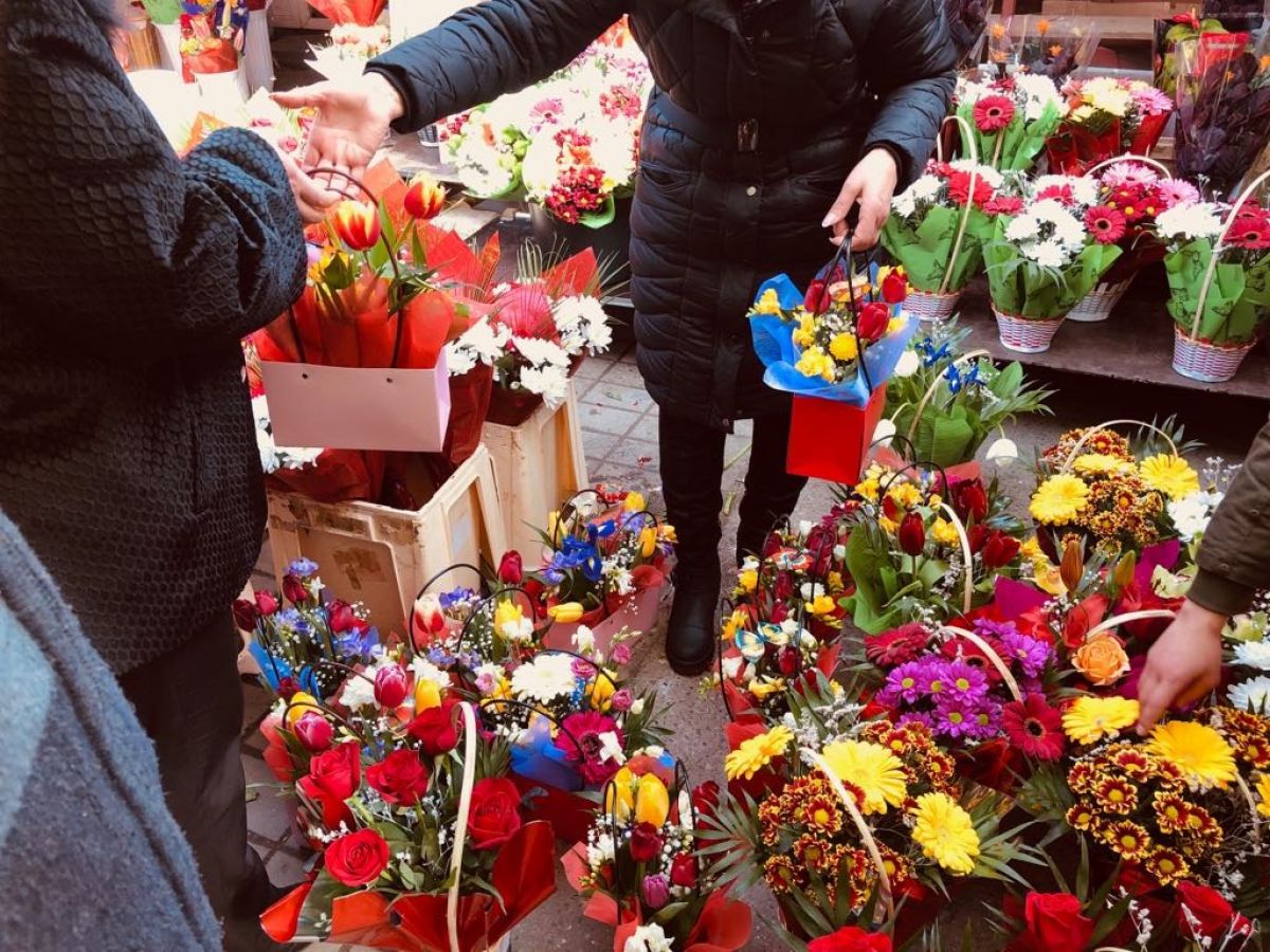 Orasul Botosani S A Umplut De Barbati Cu Flori In Mana Se Cumpara